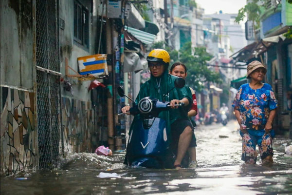 TP.HCM giải cứu các điểm ngập nặng bằng máy bơm