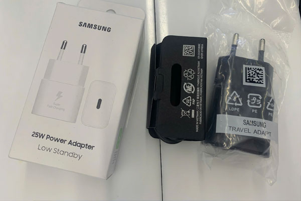 Sạc điện thoại giả mạo Samsung do PV Thanh Niên đặt mua trên sàn Shopee (phải) và hàng chính hãng Samsung