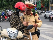 Hà Nội: Người vi phạm giao thông bị thu giấy tờ qua app VNeID
